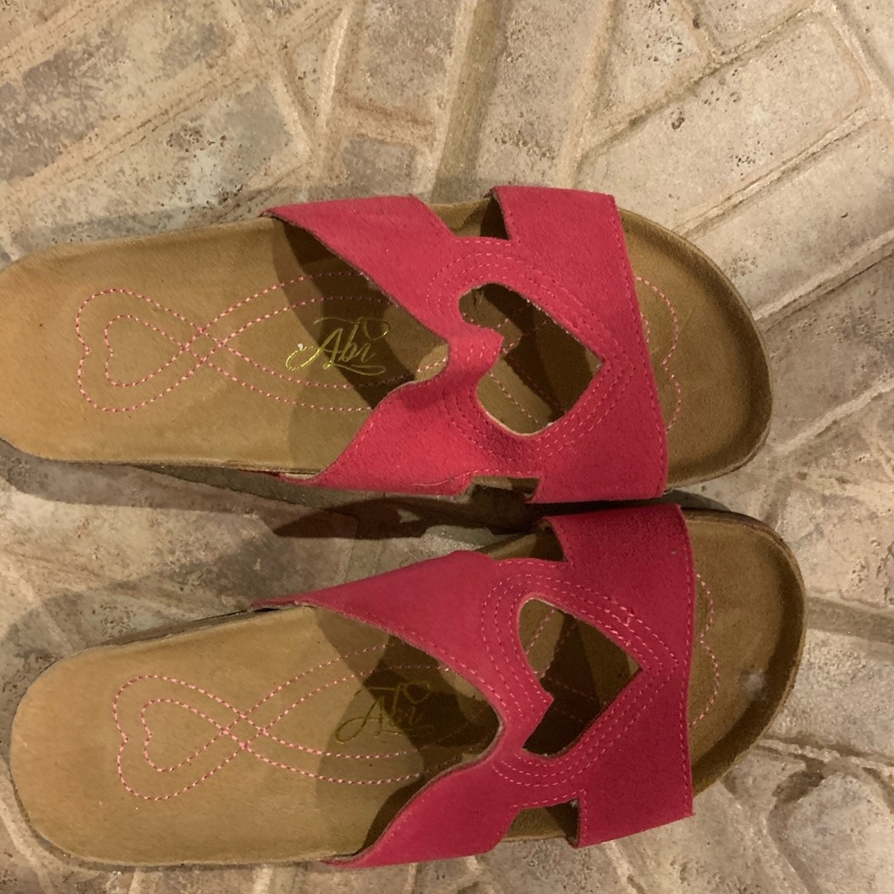 Pink suede Abi sandals with heart in center sz6